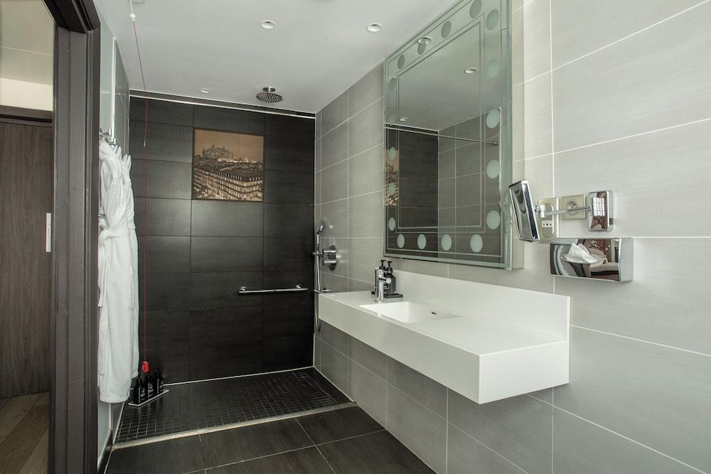 Hotel Indigo PARIS - OPERA, an IHG hotel Room Type - Standard Room, 1 Queen Bed, Accessible