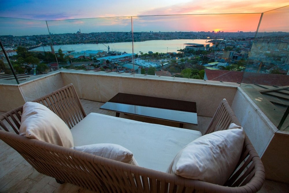 Radisson Blu Hotel Istanbul Pera Room Type - Suite - Panoramic Golden Horn View, Terrace