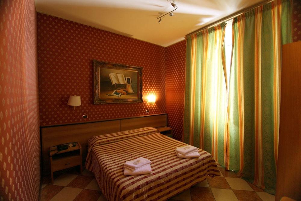 Hollywood Roma Room Type - Economy Double Room, 1 Large Twin Bed