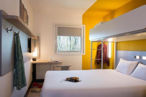 ibis budget Amsterdam Airport - Tap to explore photos
