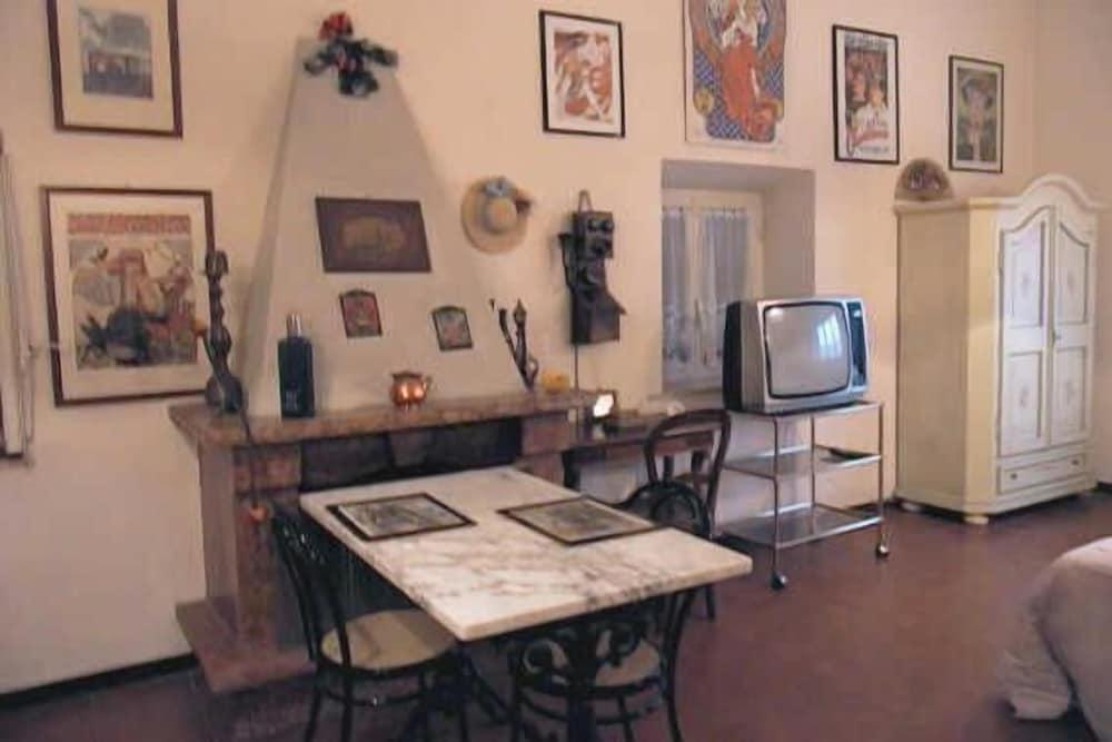 Roma - Tap to explore photos