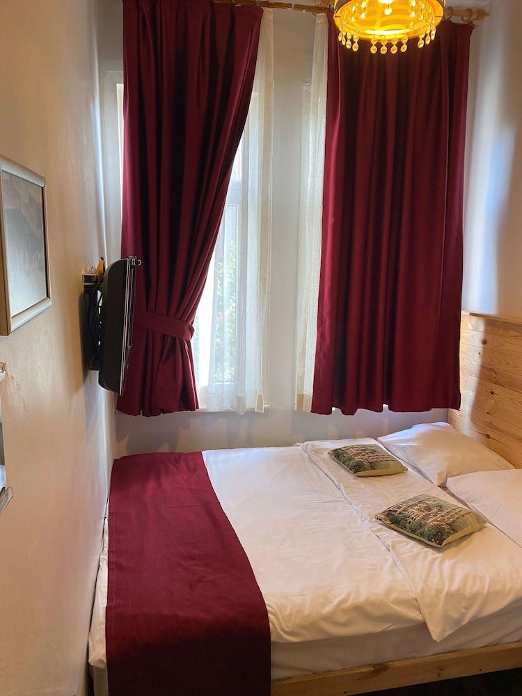 Corner Hot Room Type - Economy Room