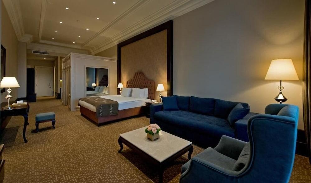 Vialand Palace Hotel Room Type - Family Suite King and Twin Bed with Garden Access Vialand Palace Hotel Room Type - Family Suite King and Twin Bed with Garden Access