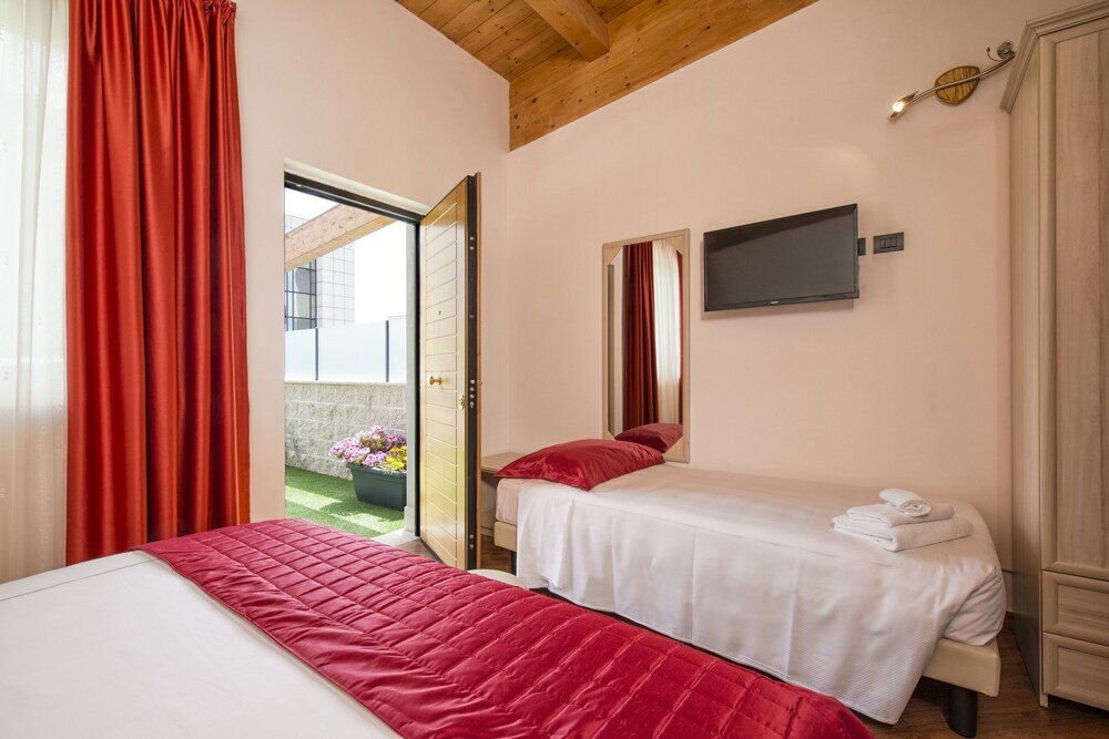 Simon Hotel Room Type - Triple Room