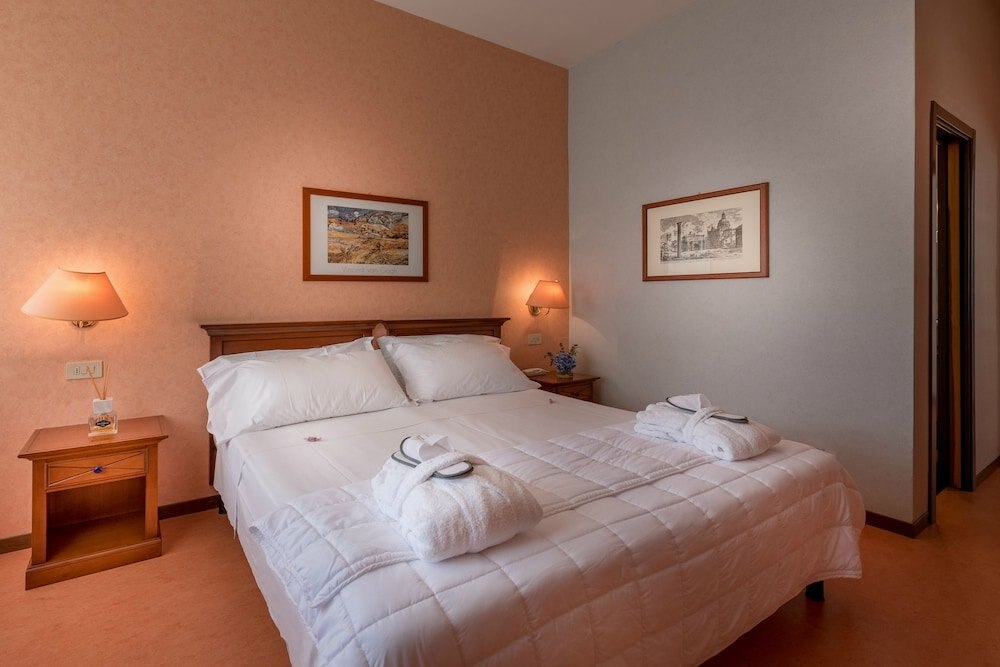 Villa EUR - Parco dei Pini Room Type - Triple Room Villa EUR - Parco dei Pini Room Type - Triple Room
