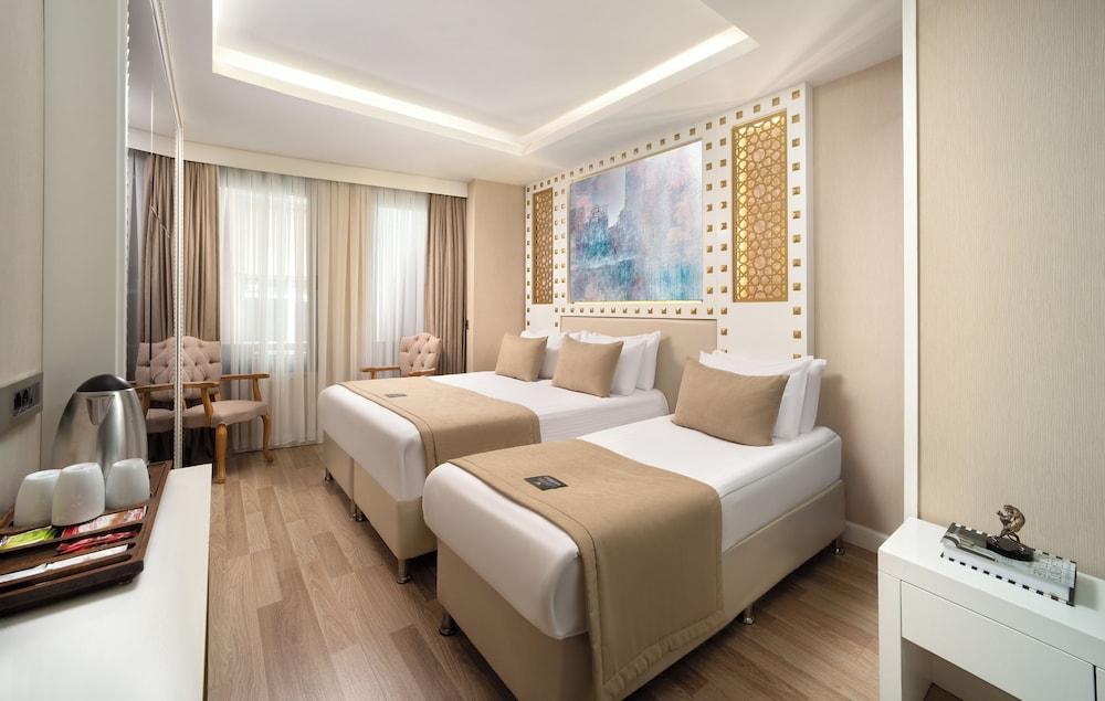 Great Fortune Hotel and Spa Room Type - Superior Triple Room with Balcony