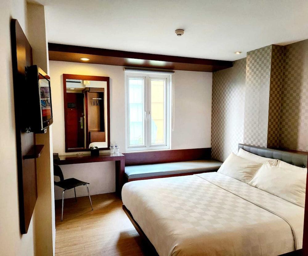 M Hotel Jakarta Room Type - Deluxe Room