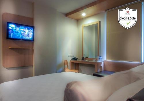 M Hotel Jakarta Room Type - Deluxe Double Room