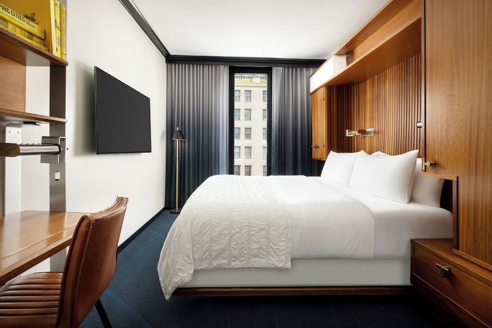Le Meridien New York, Central Park by Marriott Room Type - Classic Room, 1 King Bed (Mobility/Hearing Access, Transf Shwr) Le Meridien New York, Central Park by Marriott Room Type - Classic Room, 1 King Bed (Mobility/Hearing Access, Transf Shwr)