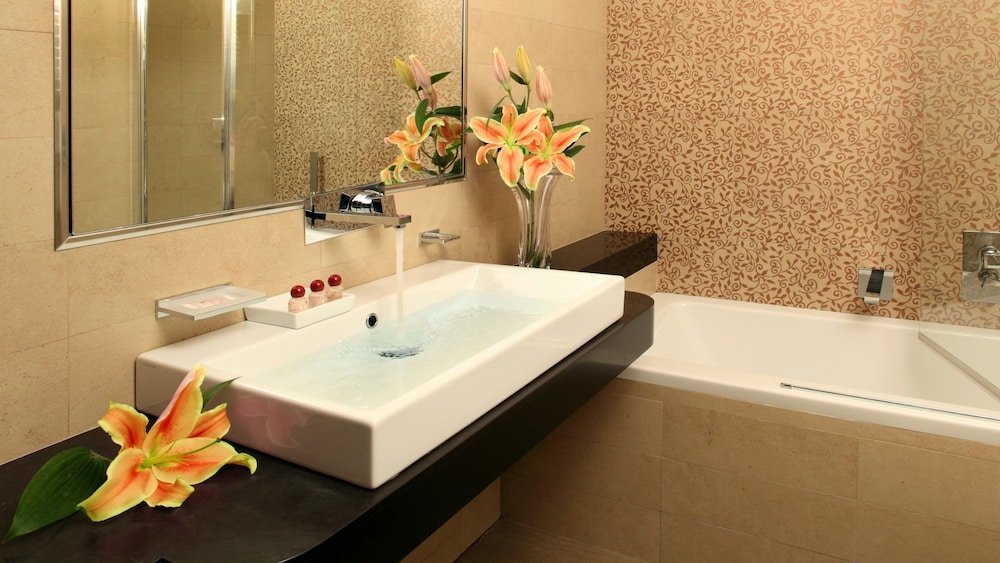 Class House - Tap to explore photos