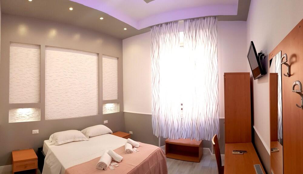 Legends Hostel Room Type - Deluxe Double Room