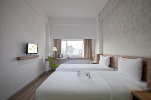 Whiz Hotel Cikini Jakarta - Tap to explore photos