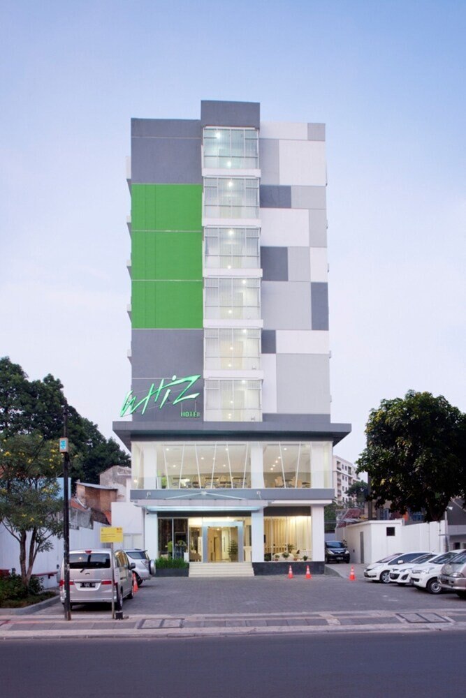 Whiz Hotel Cikini Jakarta - Tap to explore photos