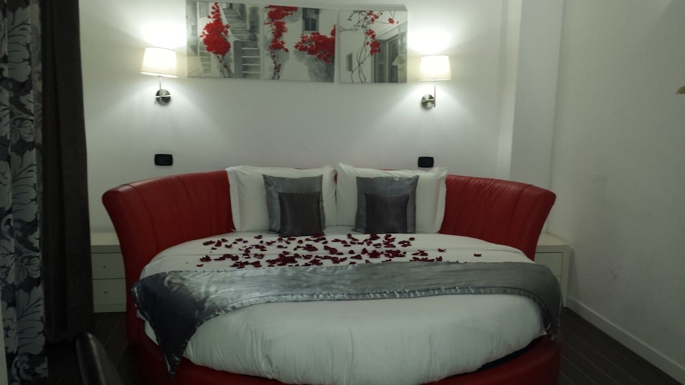 Gregorio VII Luxury Suites - Tap to explore photos