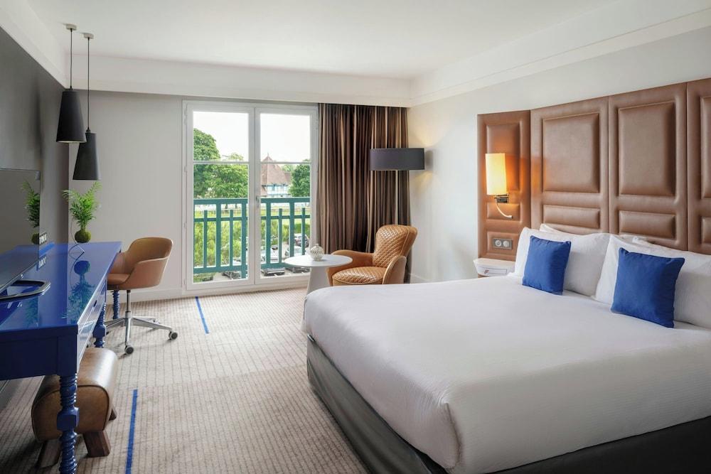 Renaissance Paris Hippodrome de St. Cloud Hotel Room Type - Classic Room, 1 King Bed, City View
