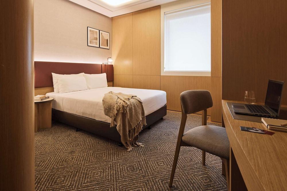 Rydges Australia Square - Tap to explore photos
