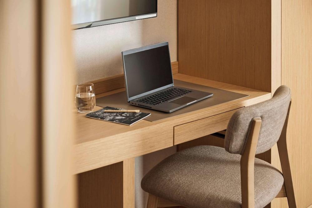 Rydges Australia Square Room Type - Deluxe Room, 1 Queen Bed
