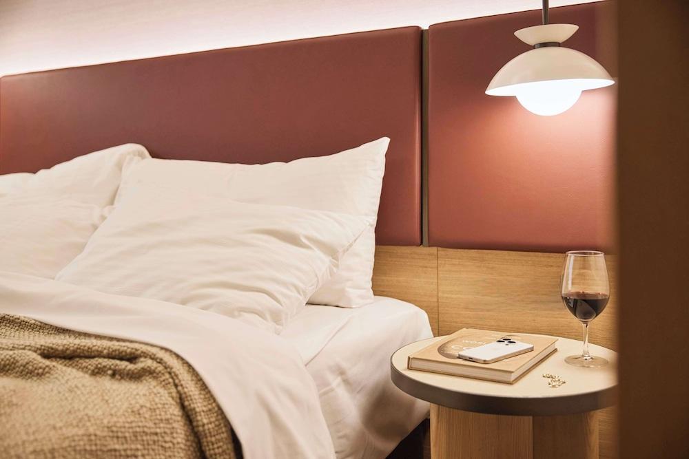 Rydges Australia Square Room Type - Superior Room, 1 Queen Bed