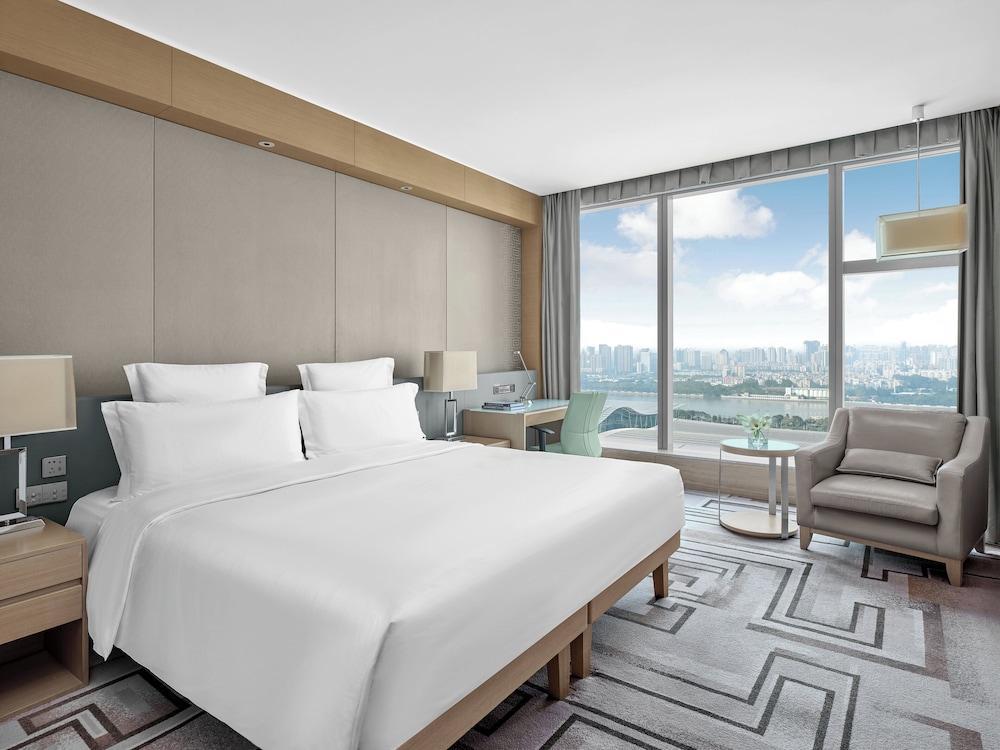 Langham Place, Guangzhou Room Type - Deluxe Room, 1 Queen Bed, River View