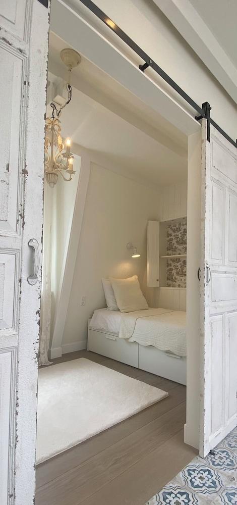 Bed and Breakfast Amsterdam - Tap to explore photos
