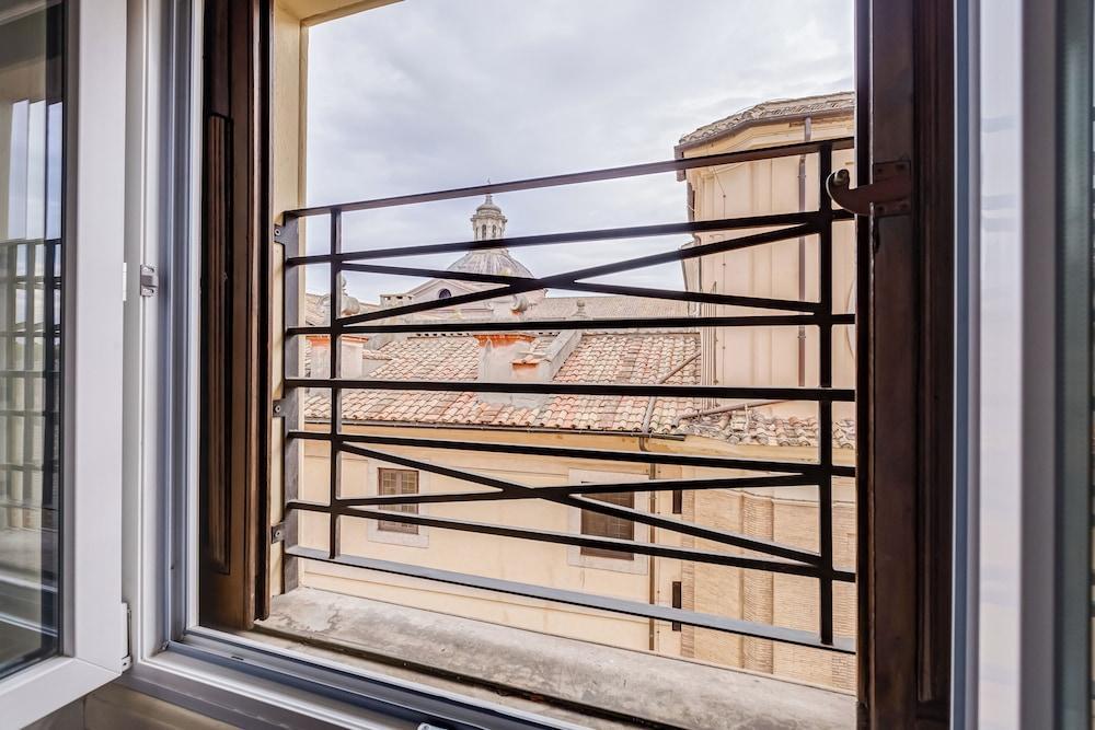 Navona Queen Rooftop - Tap to explore photos