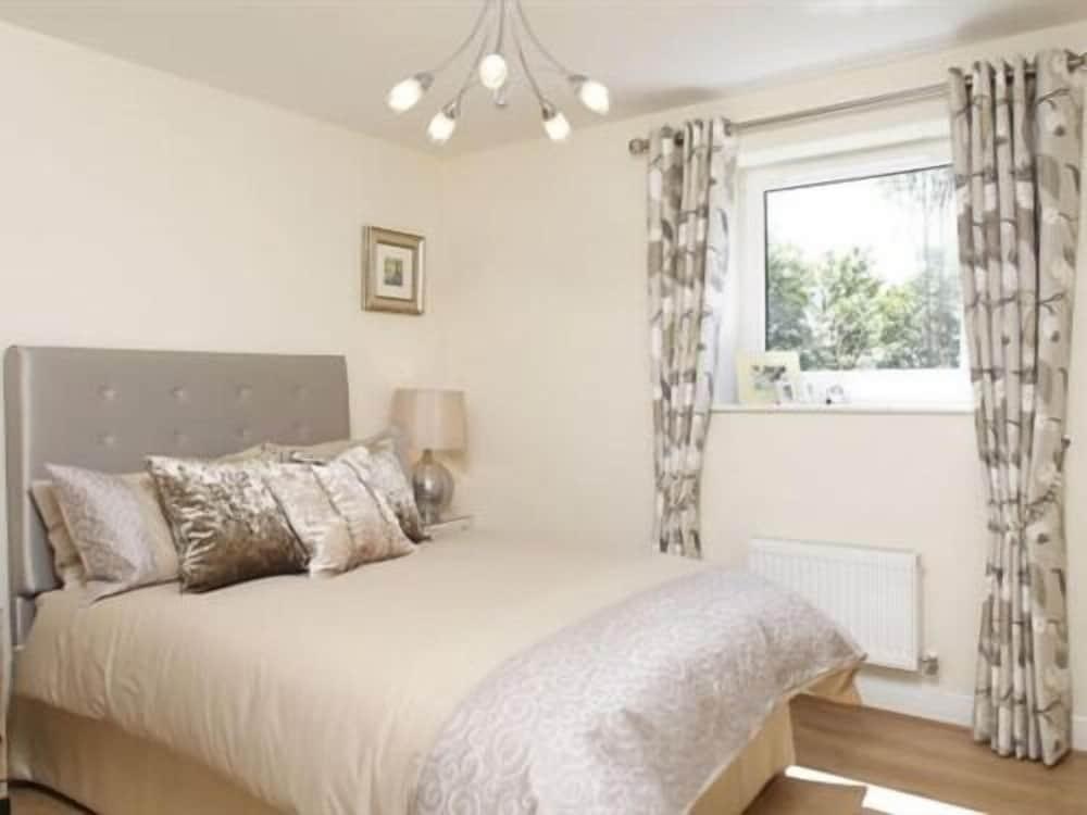 Apple House Guesthouse Heathrow Airport - Tap to explore photos