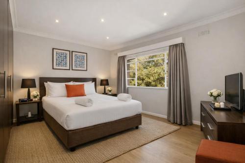 Crest on Barkly Serviced Apartments - Tap to explore photos