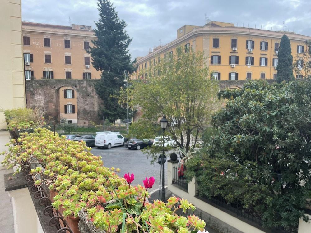 Rome Experience Hostel - Tap to explore photos