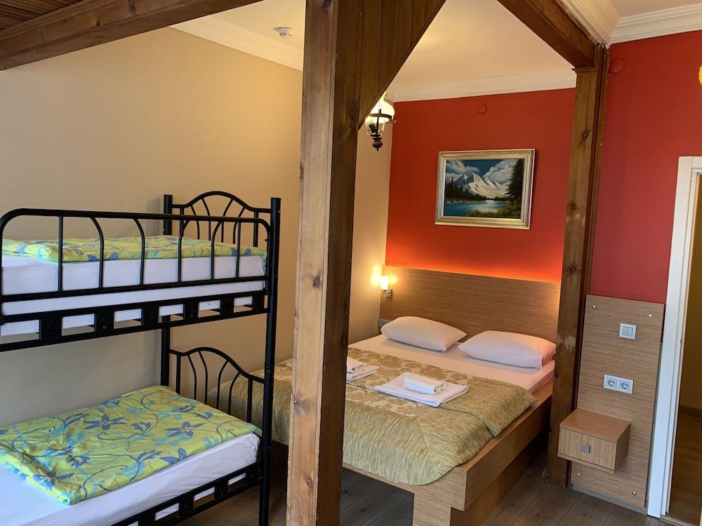 Antique Hostel & Guesthouse Room Type - Classic Triple Room