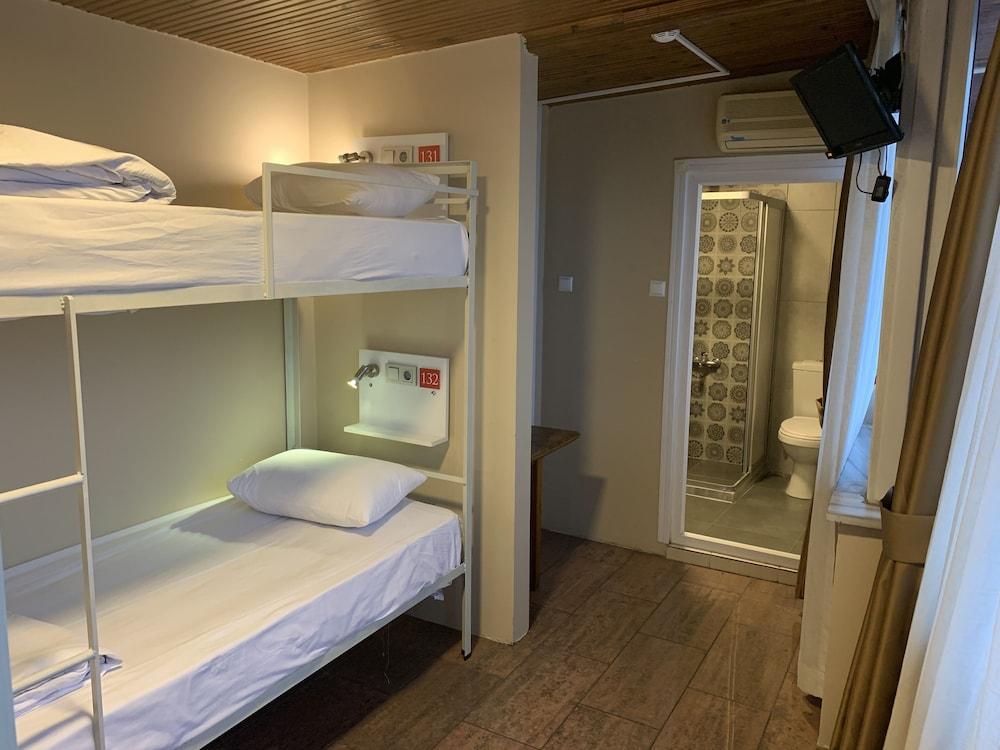 Antique Hostel & Guesthouse Room Type - Shared Dormitory, Mixed Dorm, Private Bathroom, Sea View