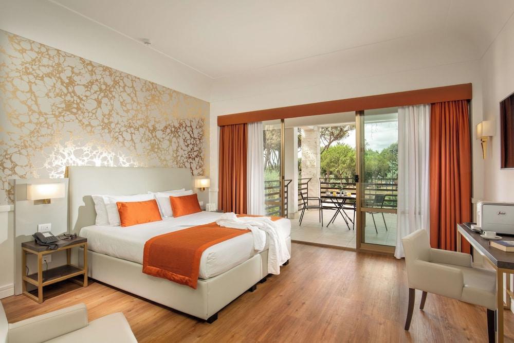 Hotel Shangri-La Room Type - Deluxe Double or Twin Room Hotel Shangri-La Room Type - Deluxe Double or Twin Room