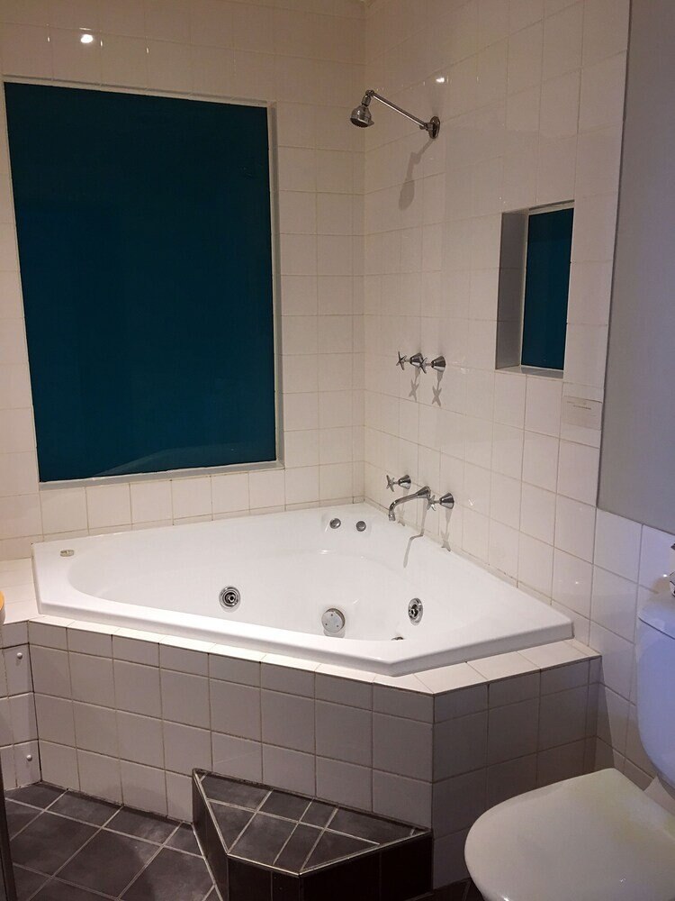 Parkdale Motor Inn Room Type - Deluxe Spa Suite with Balcony