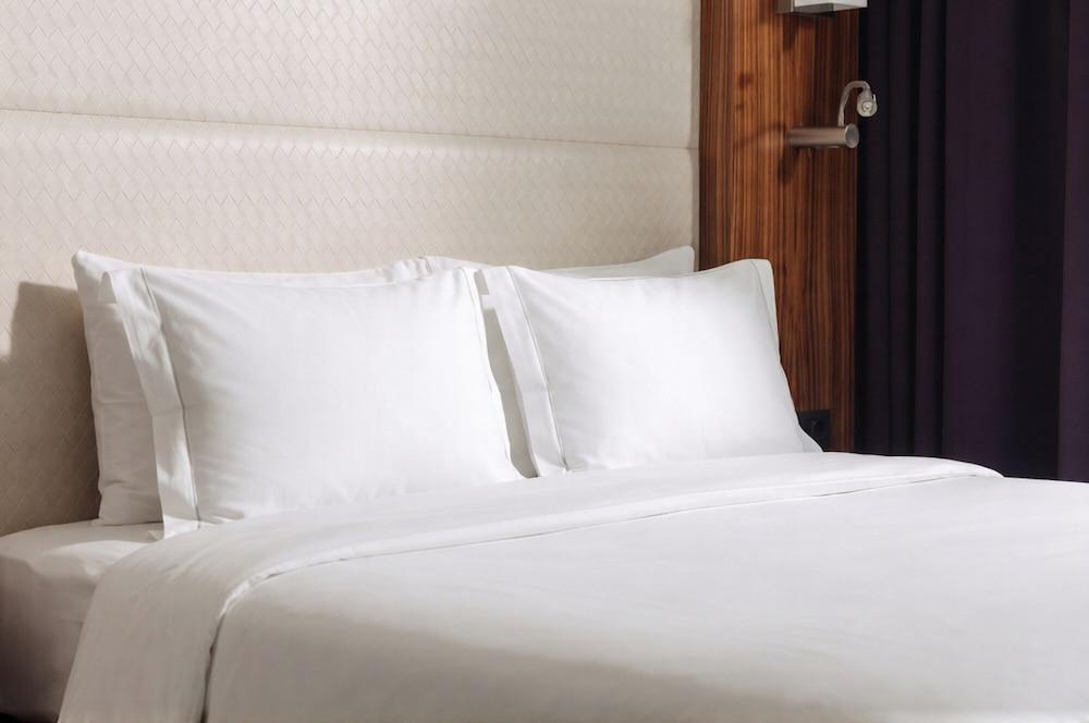 Pullman Dubai Jumeirah Lakes Towers - Hotel and Residence Room Type - Deluxe Room with 1 King Bed