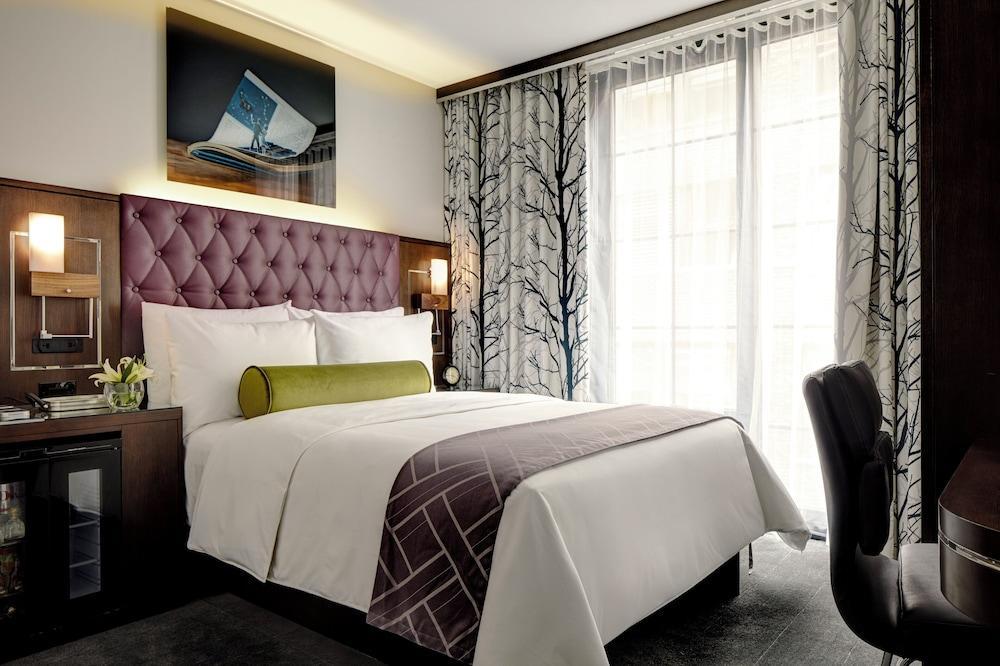 Archer Hotel New York Room Type - Classic Queen Mobility and Hearing Accessible Guest Room with Roll in Shower