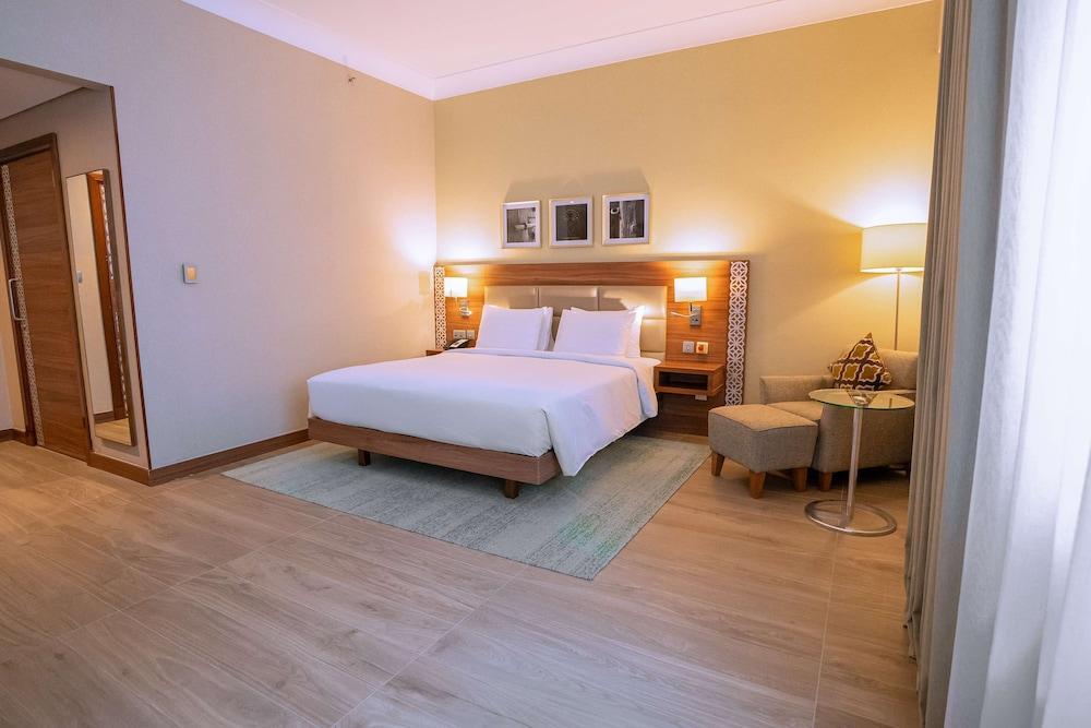 Hilton Garden Inn Dubai Deira - Tap to explore photos