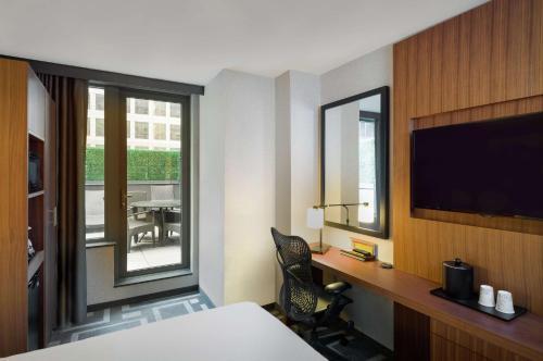 Hilton Garden Inn New York/Central Park South-Midtown West - Tap to explore photos