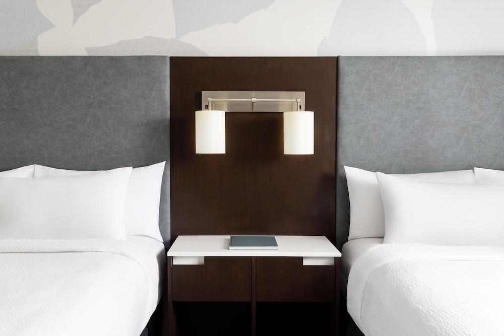 Residence Inn Marriott New York Downtown Manhattan/WTC Area - Tap to explore photos