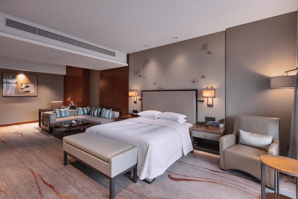 DoubleTree by Hilton Hotel Guangzhou - Science City Room Type - Junior Suite, 1 King Bed