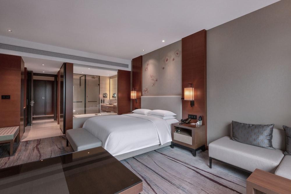 DoubleTree by Hilton Hotel Guangzhou - Science City Room Type - EXECUTIVE KING ROOM