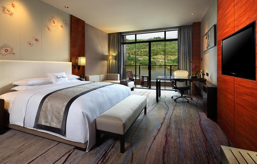 DoubleTree by Hilton Hotel Guangzhou - Science City Room Type - Deluxe Room, 1 King Bed, Lake View