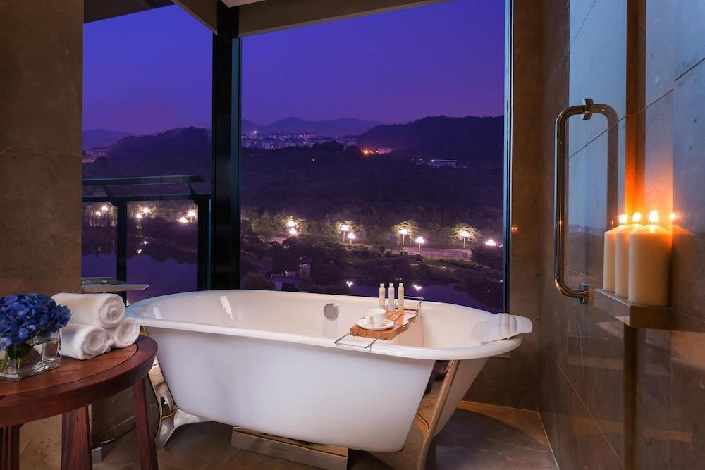 DoubleTree by Hilton Hotel Guangzhou - Science City Room Type - Ambassador Suite with Lounge Access