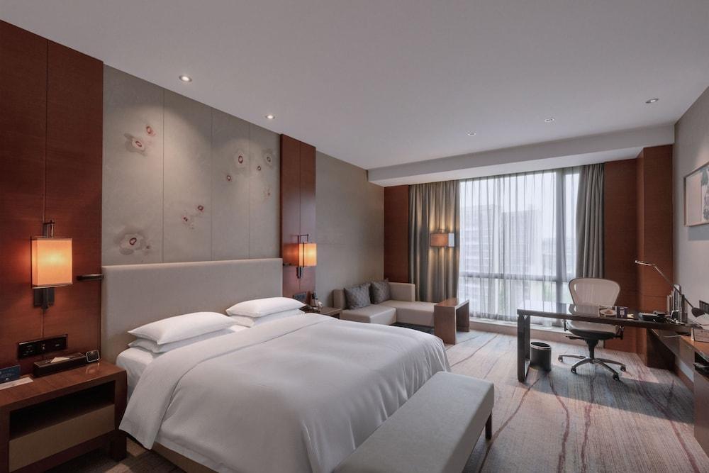 DoubleTree by Hilton Hotel Guangzhou - Science City Room Type - Executive Room, 1 King Bed, Club Lounge Access DoubleTree by Hilton Hotel Guangzhou - Science City Room Type - Executive Room, 1 King Bed, Club Lounge Access