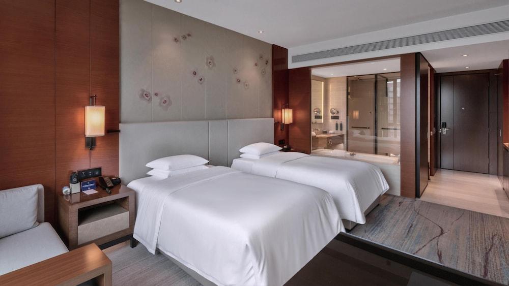 DoubleTree by Hilton Hotel Guangzhou - Science City Room Type - Guest Twin Room with Garden View