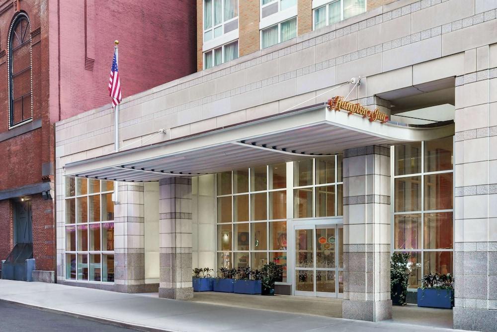 Hampton Inn by Hilton Manhattan/Times Square Central - Tap to explore photos