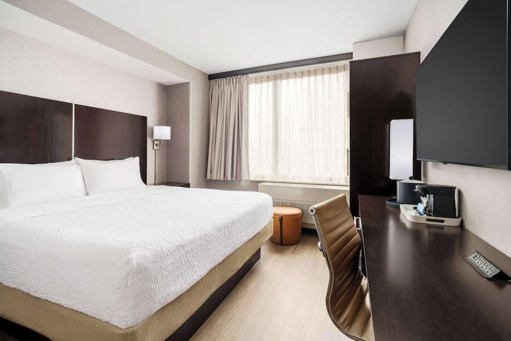 Hampton Inn by Hilton Manhattan/Times Square Central Room Type - Room, 1 King Bed, City View
