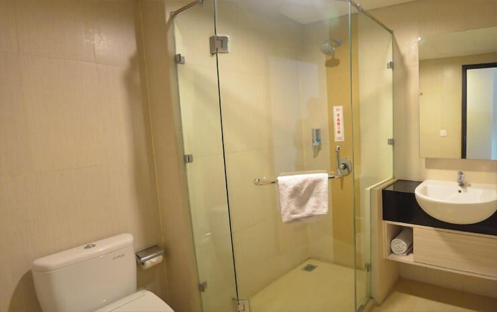 Clubhouse World Hotel Jakarta Bandengan - Tap to explore photos