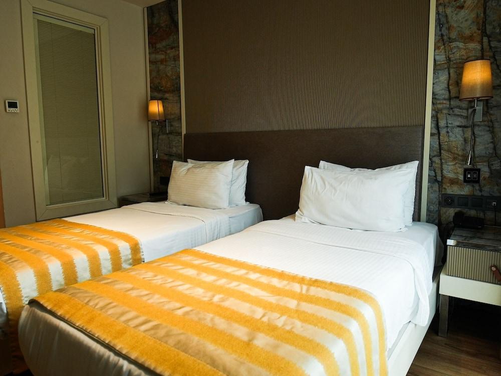Icon Hotel Taksim Room Type - Deluxe Twin Bed Room with City View