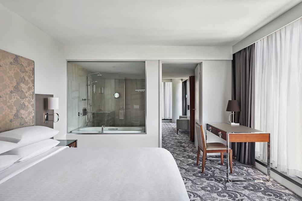 Sheraton Melbourne Hotel Room Type - Suite, 1 King Bed, Balcony, City View (Corner)