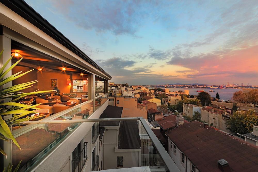 أزادي بريمير