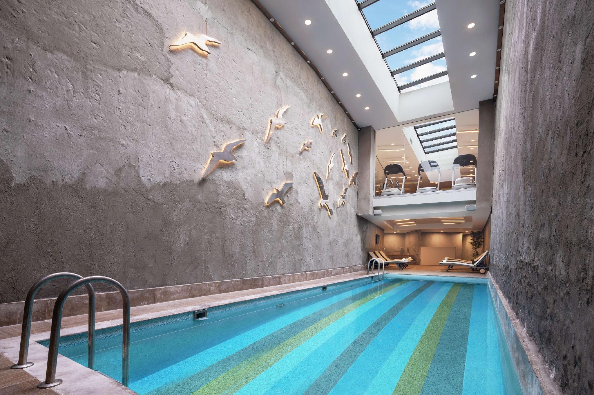 DoubleTree by Hilton Istanbul Esentepe - Tap to explore photos